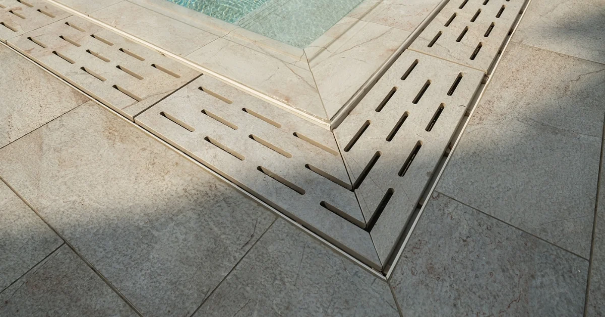 Serapool Beige Stone Monoblock керамогранитная переливная решетка для бассейна, 65 x 24.5 см Serapool Beige Stone Monoblock керамогранитная переливная решетка для бассейна, 65 x 24.5 см