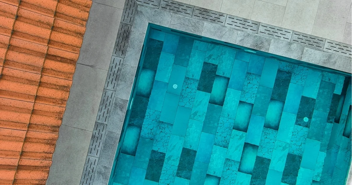 Serapool Pool Garden Grey Monoblock керамогранитная переливная решетка Serapool Pool Garden Grey Monoblock керамогранитная переливная решетка