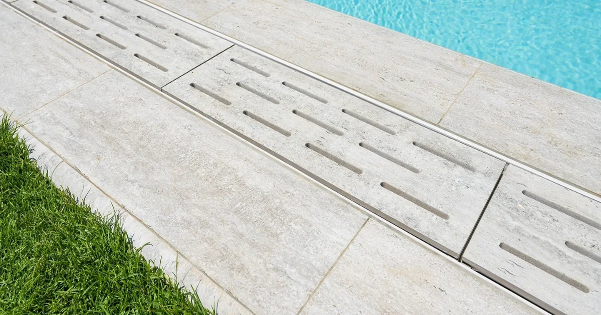 Решетка перелива для бассейна из керамогранита Serapool Monoblock Silver Traverten, 65 x 24.5 см